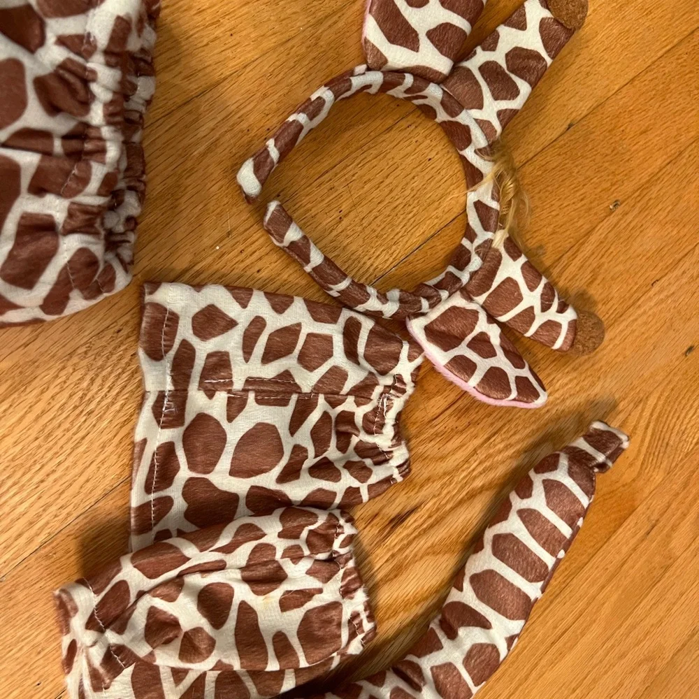 - Girafffe dress up costume
